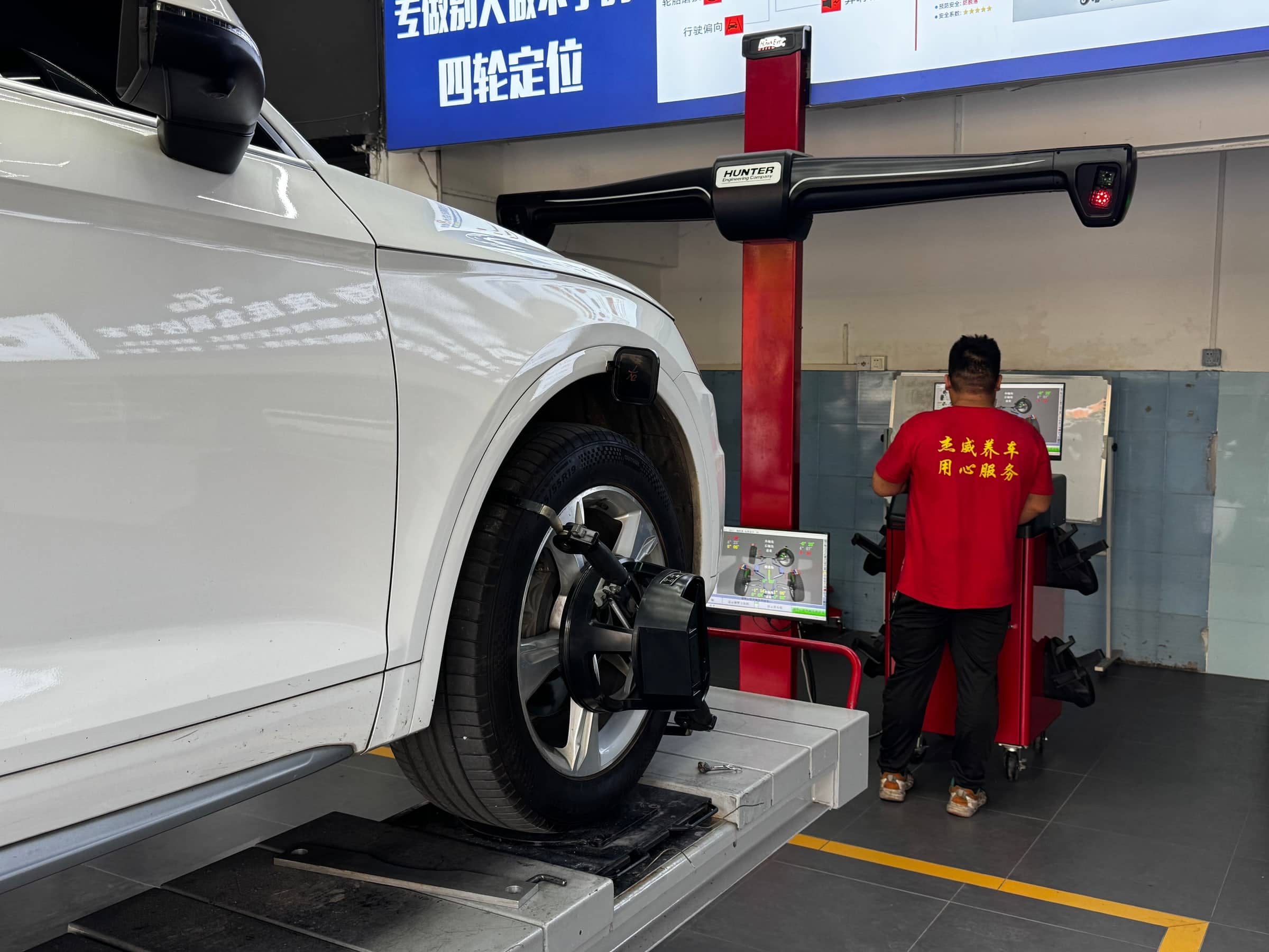 杰威养车师傅使用亨特设备为车辆进行四轮定位